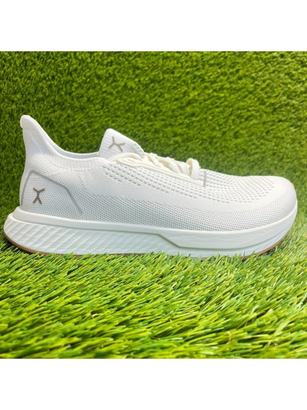 Flux Adapt Runner White Gum Mens Size 8.5 Womens Size 10 Running Athletic Shoes